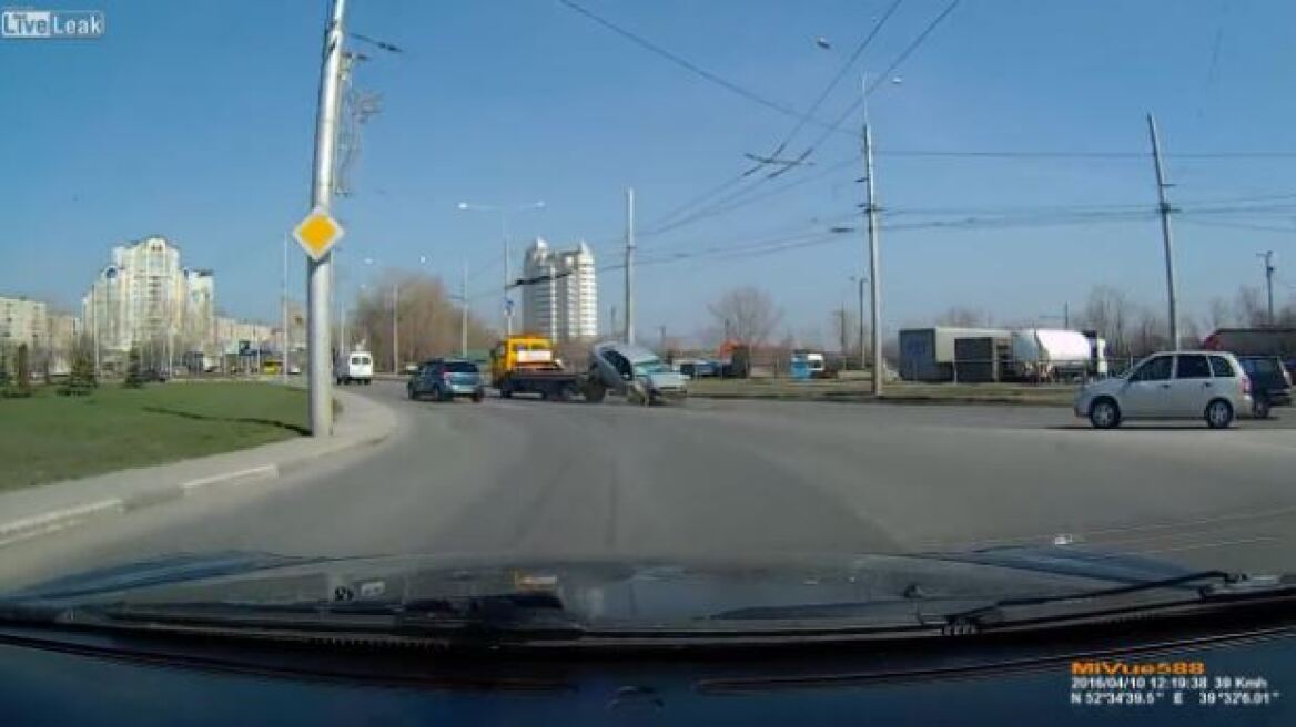 Απίστευτο βίντεο: Δείτε τι άφησε πίσω του ο γερανός της οδικής βοήθειας