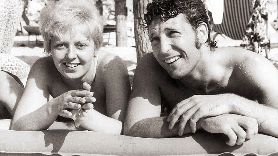 Έχασε τη μάχη με τον καρκίνο η γυναίκα του Τομ Τζόουνς