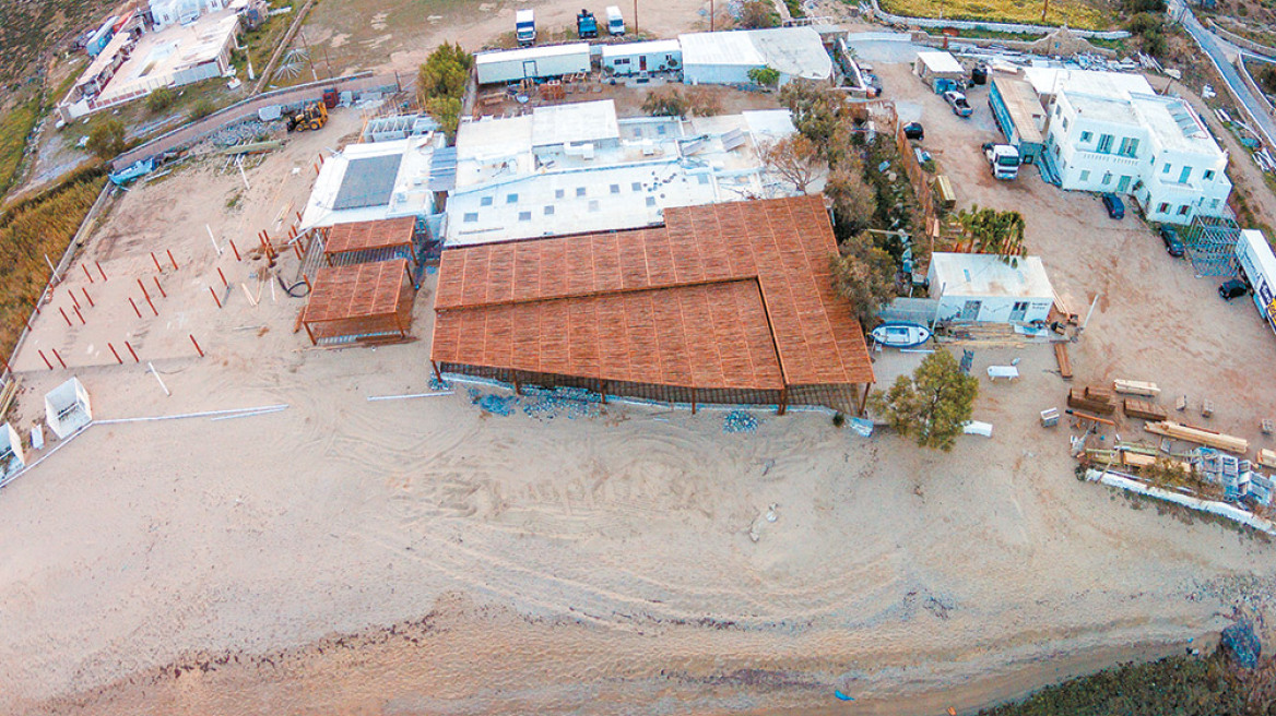 Μύκονος: Οι τουρίστες στα beach bar, οι Ελληνες στα κοντέινερ