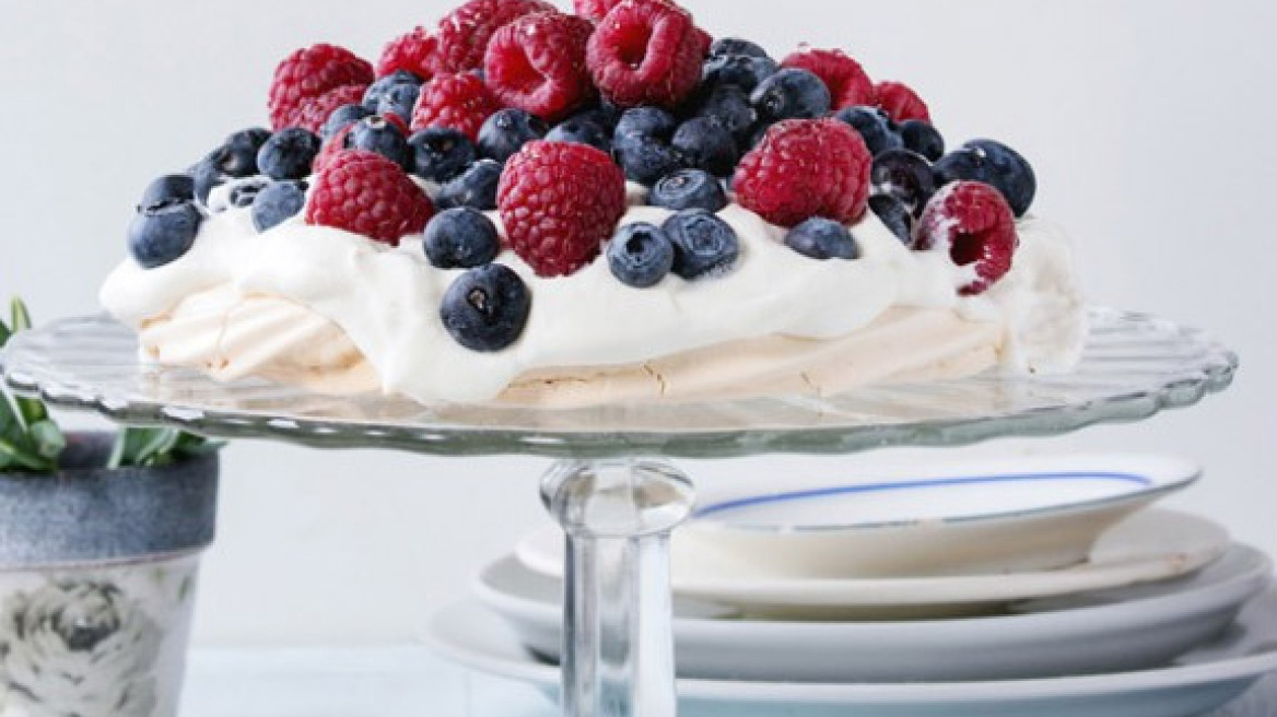 Πάβλοβα με φρούτα του δάσους