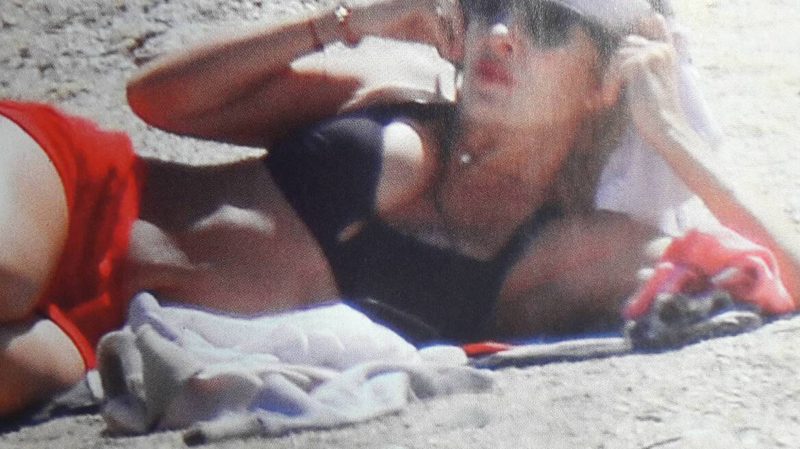 Ελένη Μενεγάκη: Στην παραλία στα Άχλα