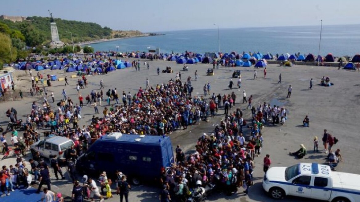 Λέσβος: Με «σκούπα» διώχνουν τους πρόσφυγες λόγω... Πάπα