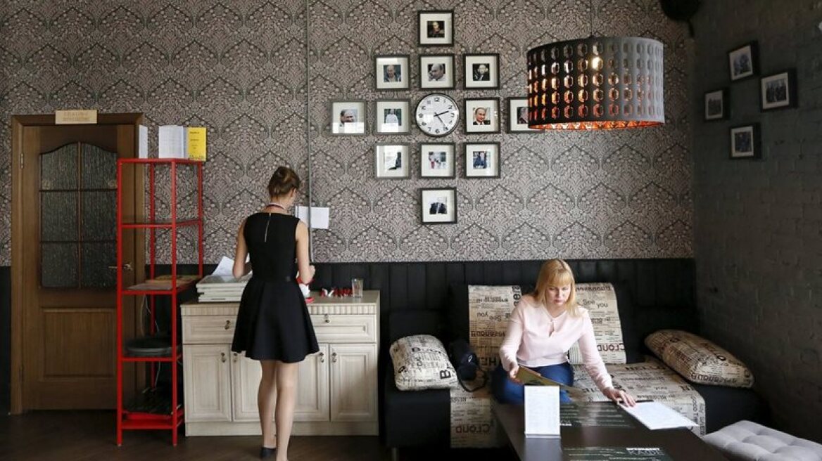 Obama’s face on toilet paper in ‘Putin’ cafe! (photos)