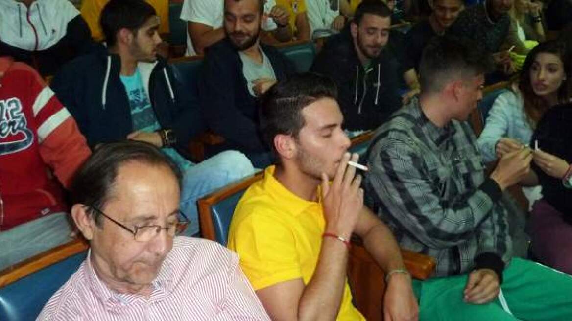Τρίκαλα: Φοιτητές άναψαν 30 τσιγάρα ταυτόχρονα σε δημοτικό συμβούλιο 