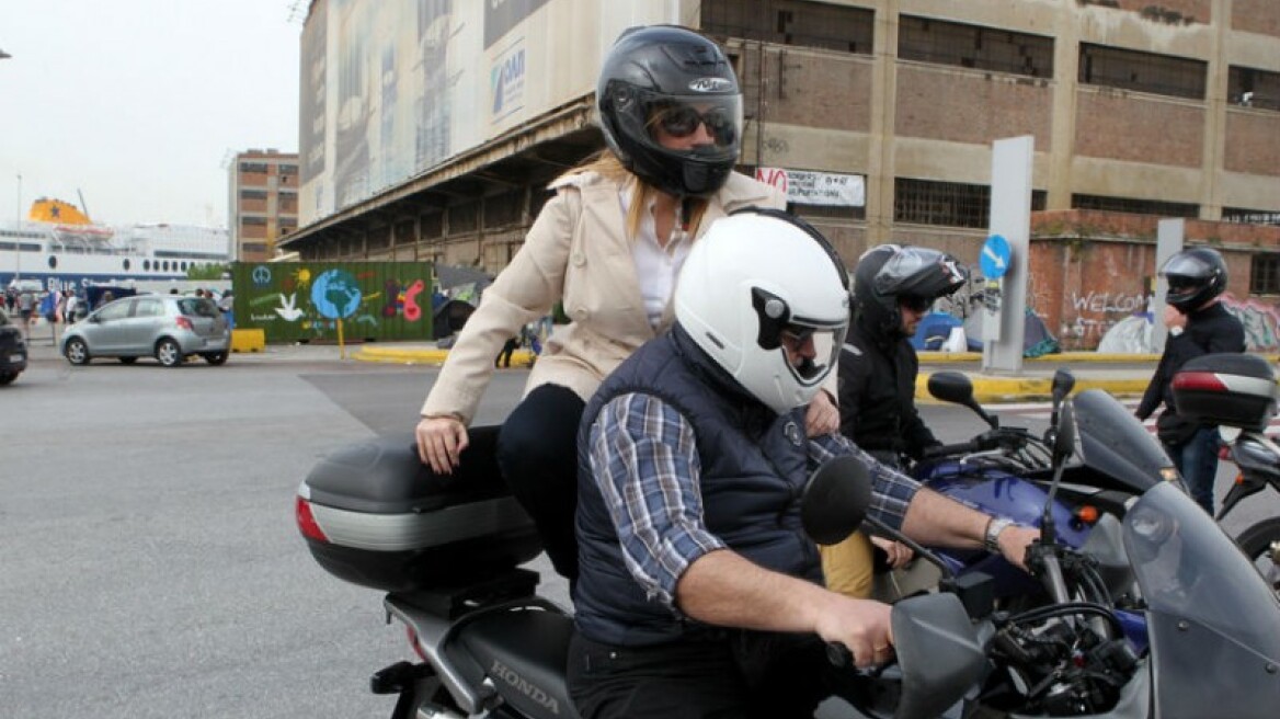 Στο λιμάνι του Πειραιά με μηχανή η Φώφη Γεννηματά