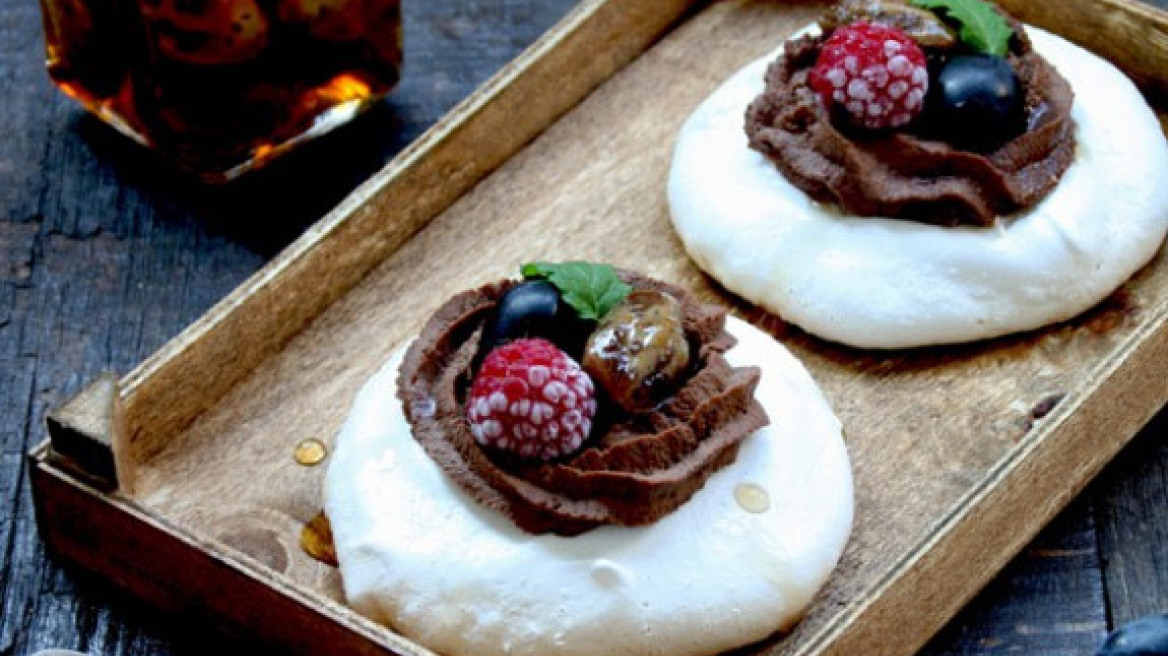 Πάβλοβες με μους σοκολάτας και φρούτα του δάσους