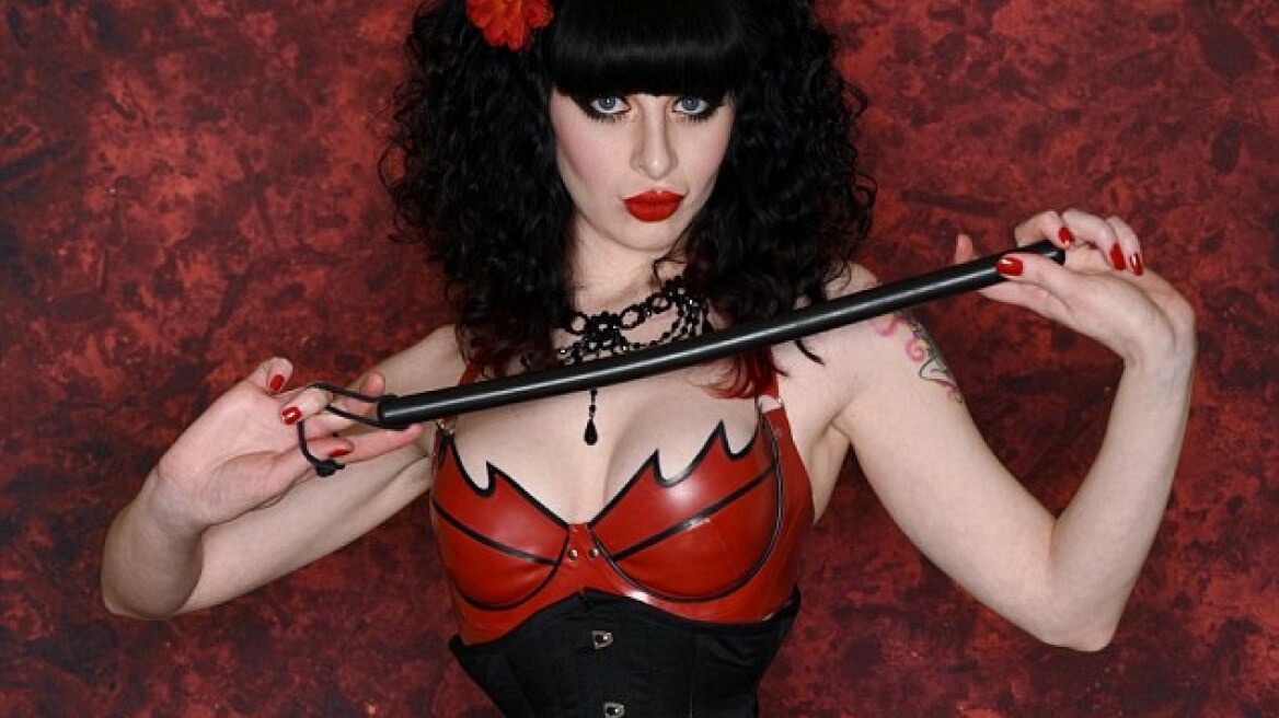 Dominatrix ‘tortures’ herself to get a super-skinny waist (pics)