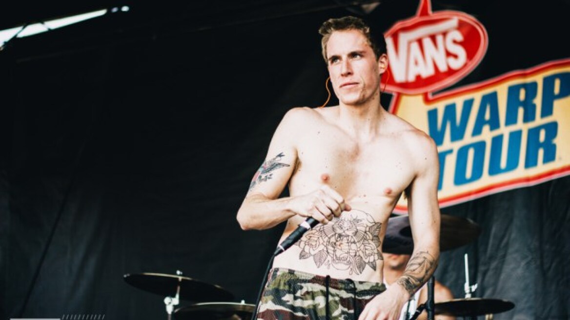 Απίστευτο βίντεο: Τραγουδιστής κλωτσάει και γκρεμίζει από τη σκηνή θαυμάστρια