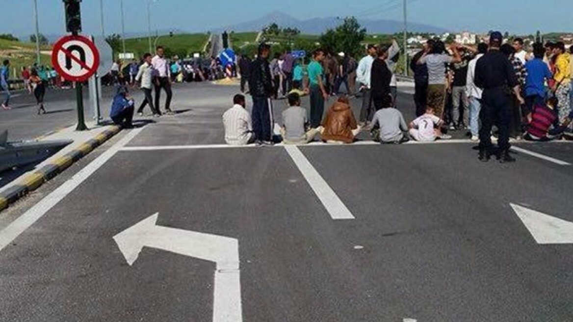 Afghan migrants briefly occupy highway in Thessaly