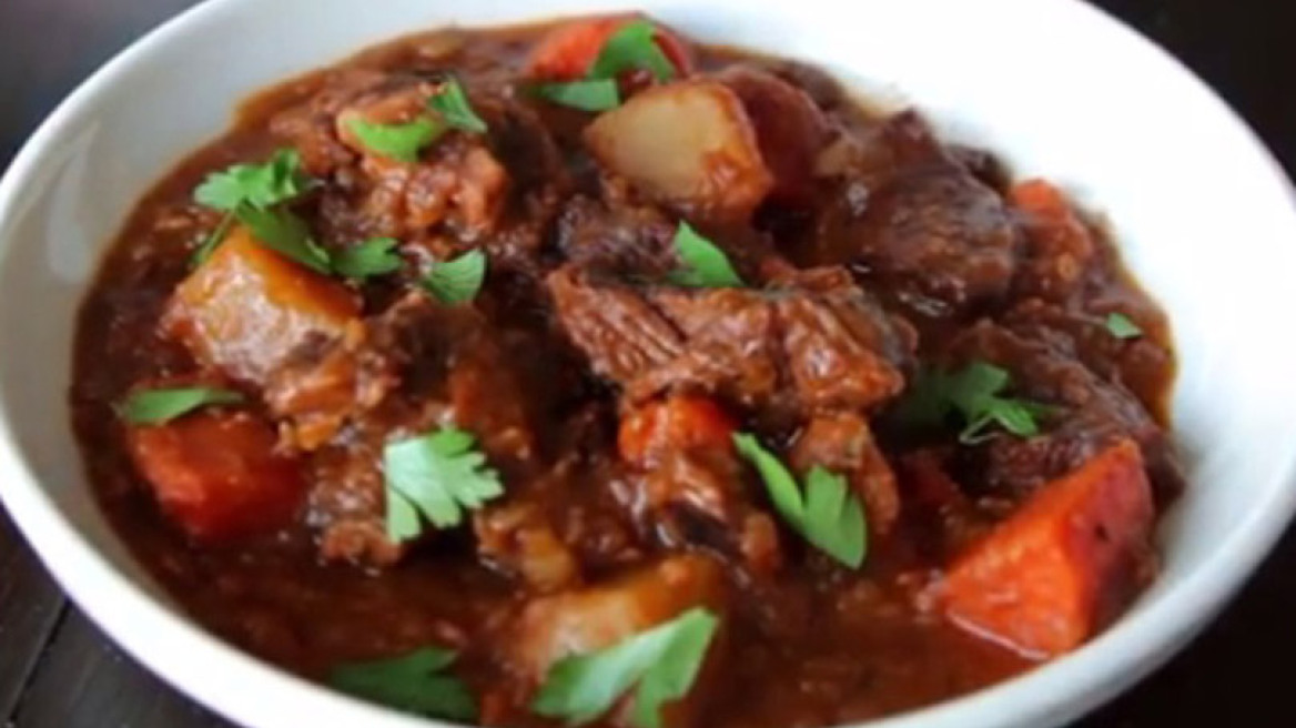 Πείνασες; Δες το τέλειο μοσχαράκι κατσαρόλας σε video!