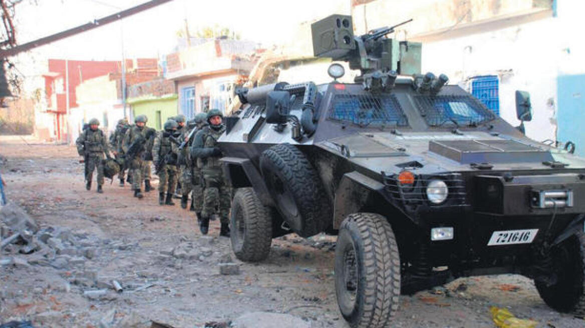 4 Turkish soldiers killed, 2 injured in car bomb explosion