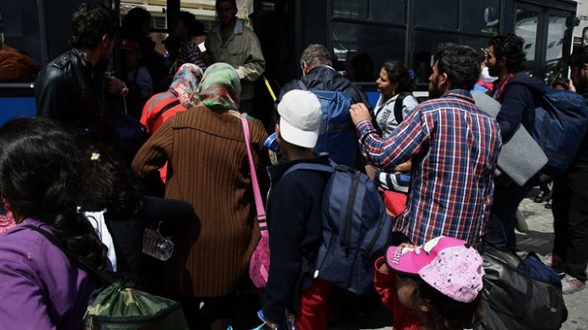 Τρία πούλμαν στον Πειραιά για να μεταφέρουν πρόσφυγες σε Οινόφυτα και Μαλακάσα 