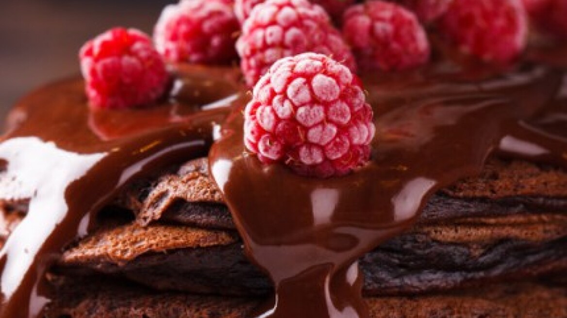 Πύργοι από κρέπες σοκολάτας με βατόμουρα