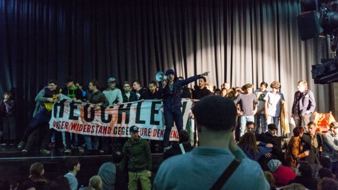 Αυστρία: Άγριο ξύλο ακροδεξιών με θεατές σε παράσταση προσφύγων