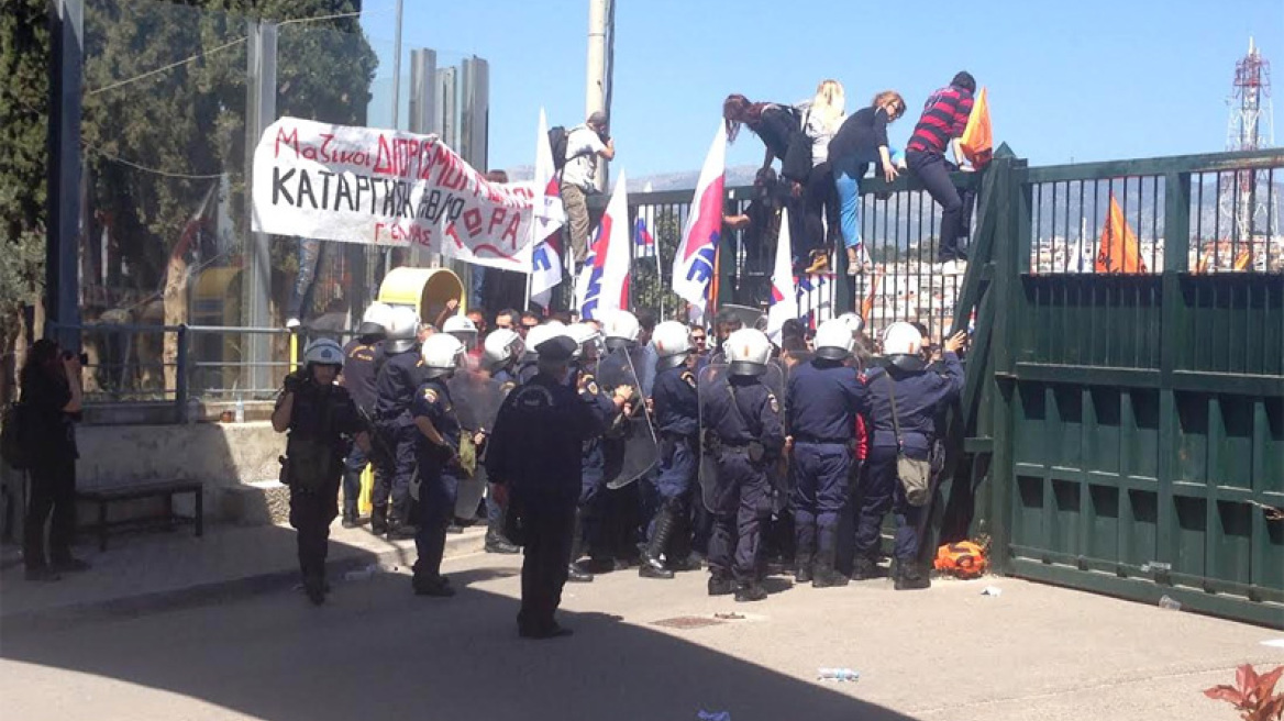 Εκπαιδευτικοί πήδηξαν την καγκελόπορτα στο υπουργείο Παιδείας