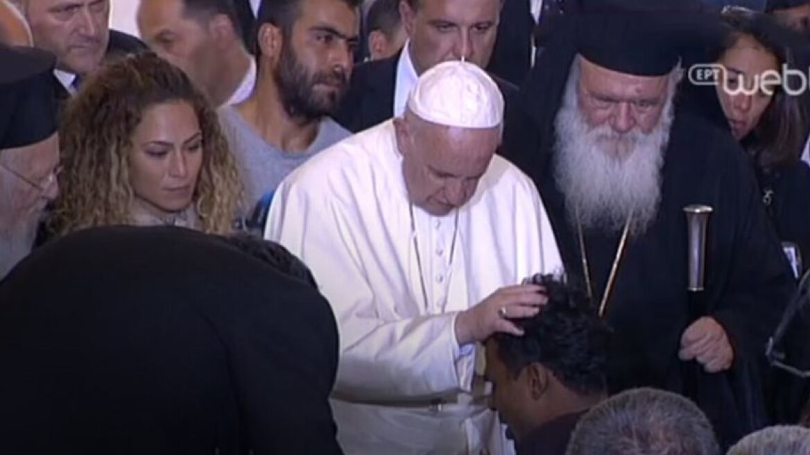 ‘Please bless me, father..’, says crying refugee to Pope (photos)
