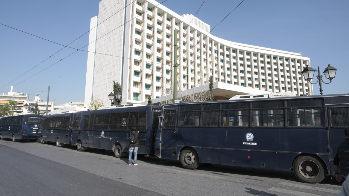 Τετάρτη ξαναρχίζουν οι συνομιλίες με τους δανειστές, Πέμπτη σταματούν - Ξανά κλούβα έξω από το Χίλτον