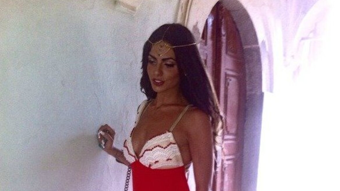 Η Καλλονή έπεσε, η... καλλονή Δήμητρα μένει! (pics)