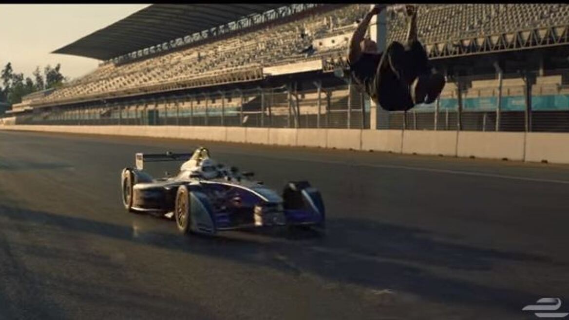 Απίστευτο βίντεο: Κάνει ανάποδη τούμπα πάνω από Formula 1