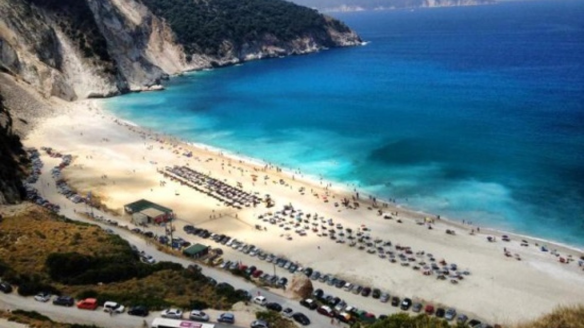 Xωρίς ομπρέλες και καντίνα στην άμμο η διάσημη παραλία Μύρτος