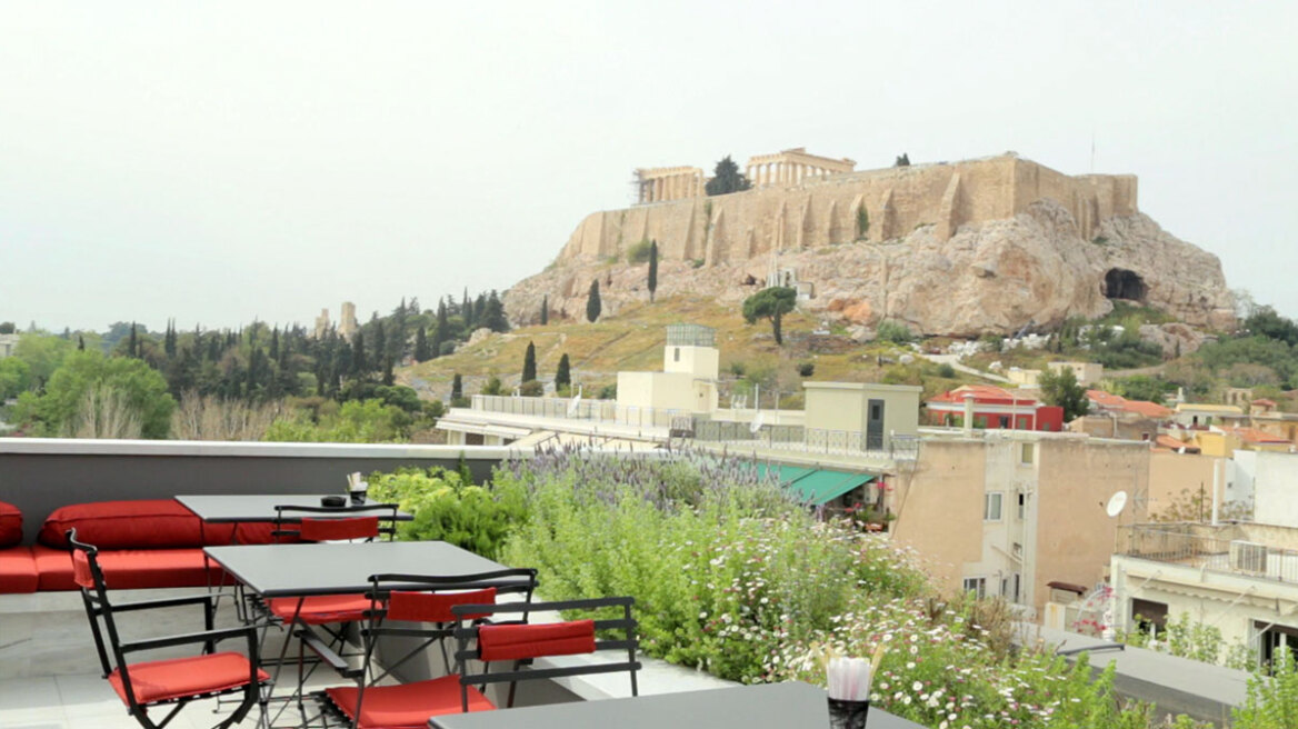 Ακρόπολη, Σεφέρης και ελληνικά σανδάλια