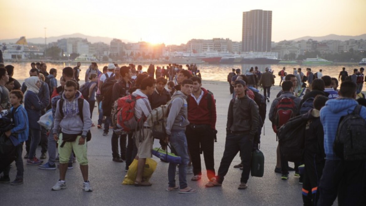 Πάνω από 3.000 μετανάστες παραμένουν στον Πειραιά