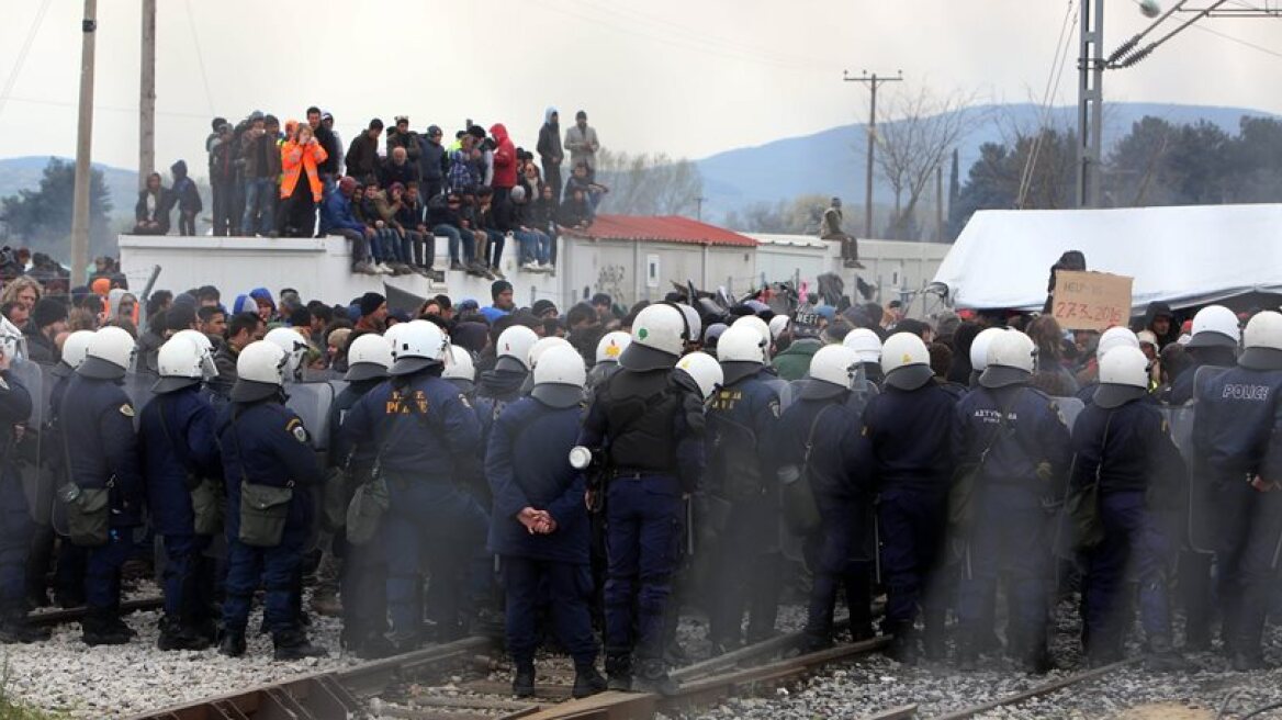 Police clear Idomeni railway tracks from refugees