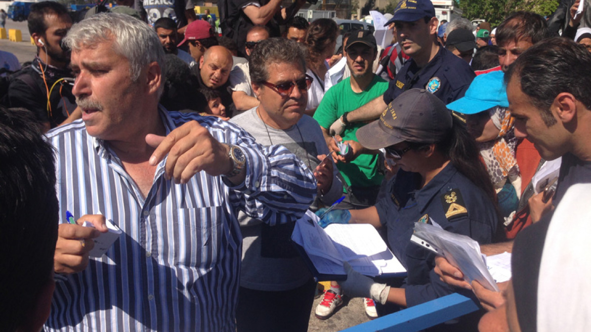 Chaos at Piraeus: NGOs want to take charge of refugee departure from port (photos+video)