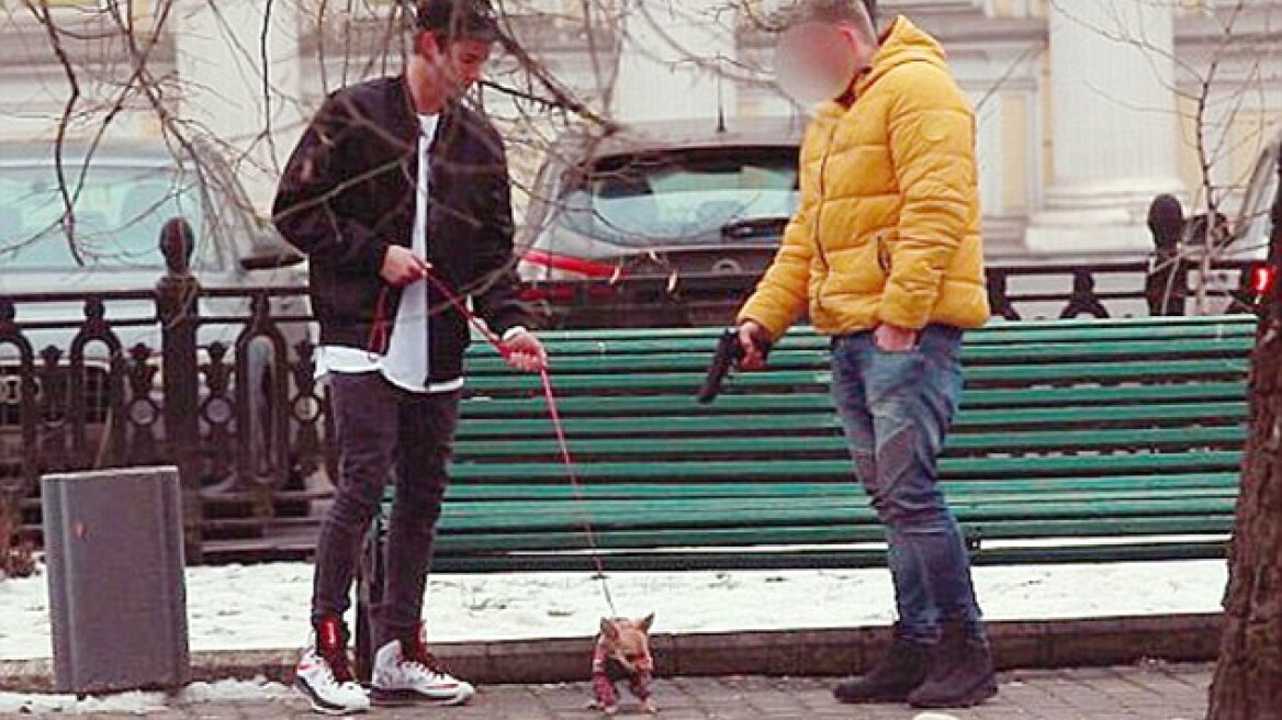 Δείτε βίντεο: Γιος Ρώσου μεγιστάνα πληρώνει περαστικό για να πιει τα ούρα του!