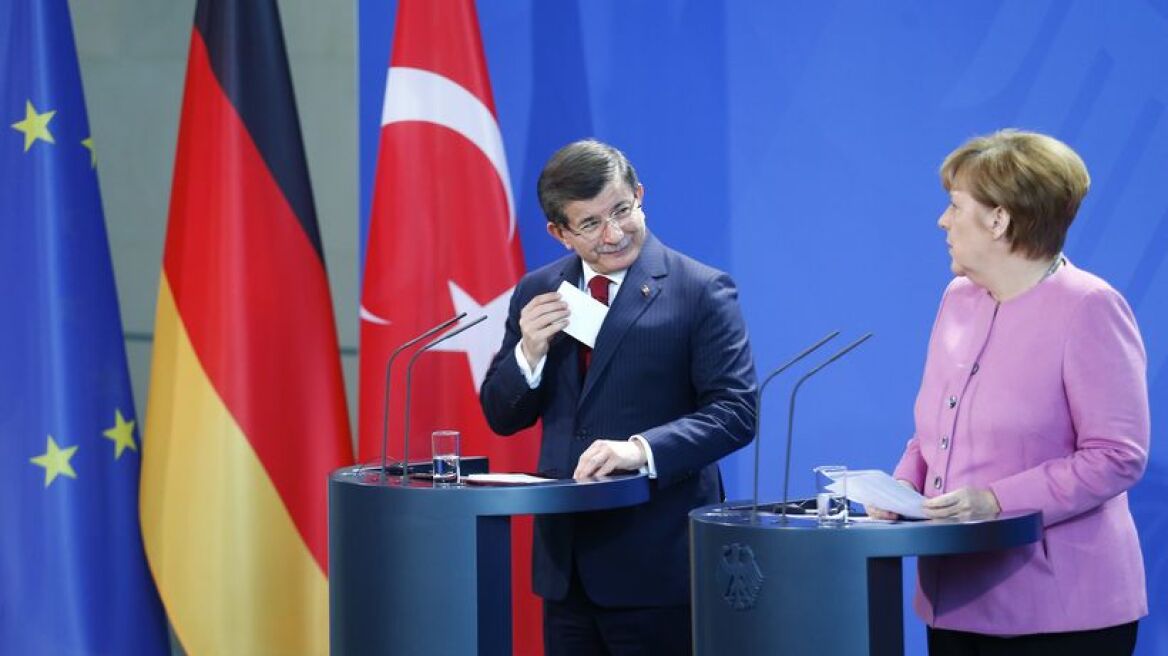 Νταβούτογλου: Βίζα μέχρι τον Ιούνιο, αλλιώς ακυρώνουμε τη συμφωνία για τους πρόσφυγες