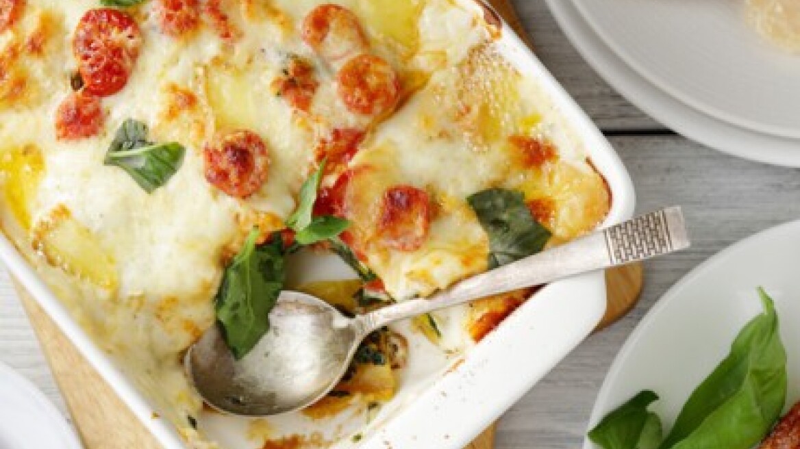 Λαζάνια με σπανάκι, ντομάτα μπεσαμέλ