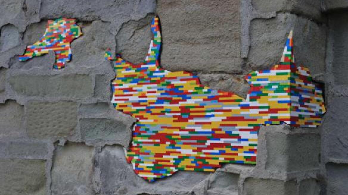 Ο καλλιτέχνης που συμπληρώνει με τουβλάκια Lego κατεστραμμένα κτίρια