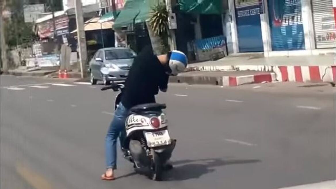 Απίστευτο βίντεο: Οδηγεί μηχανάκι την ώρα που... κοιμάται