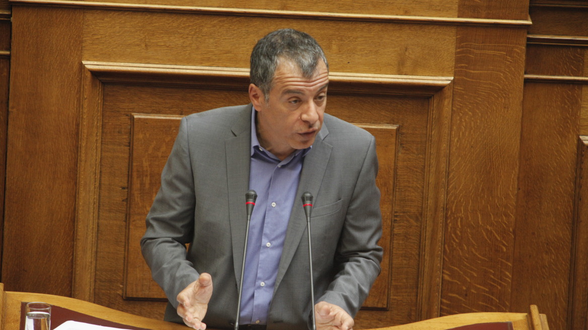 Θεοδωράκης: Η κυβέρνηση χρησιμοποιεί τα λεφτά του προσφυγικού για εξυπηρετήσεις ημετέρων