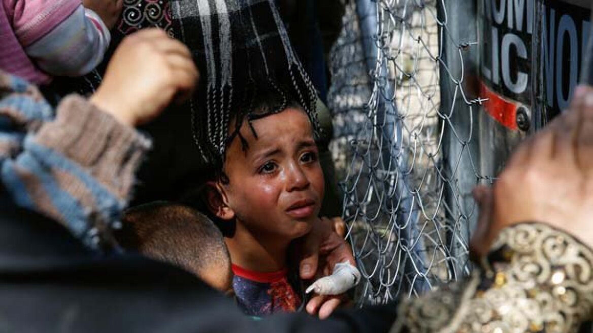 Migrants scuffle at Piraeus port