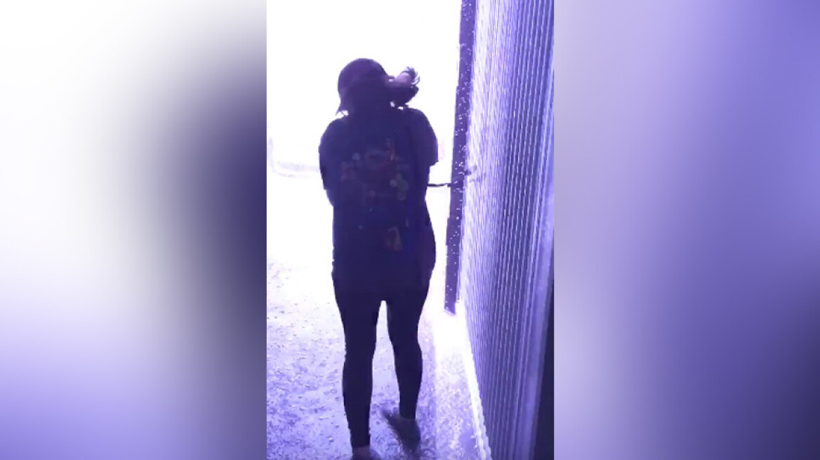 Η επιτομή της ανοησίας: Βγήκε στην καταιγίδα με «ομπρέλα» ένα τηγάνι