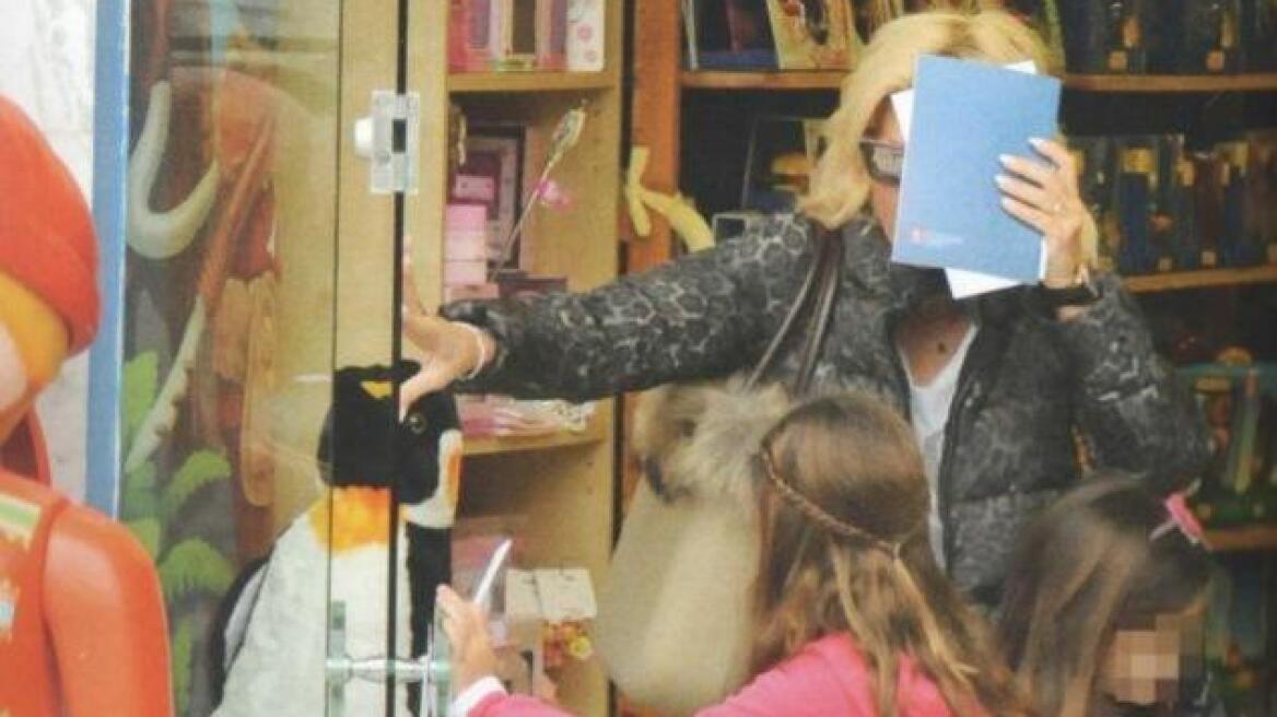 Μενεγάκη σε παπαράτσι: «Αν δεν σας βλέπω δεν με πειράζει, αν σας βλέπω μου γυρνάει το μυαλό»