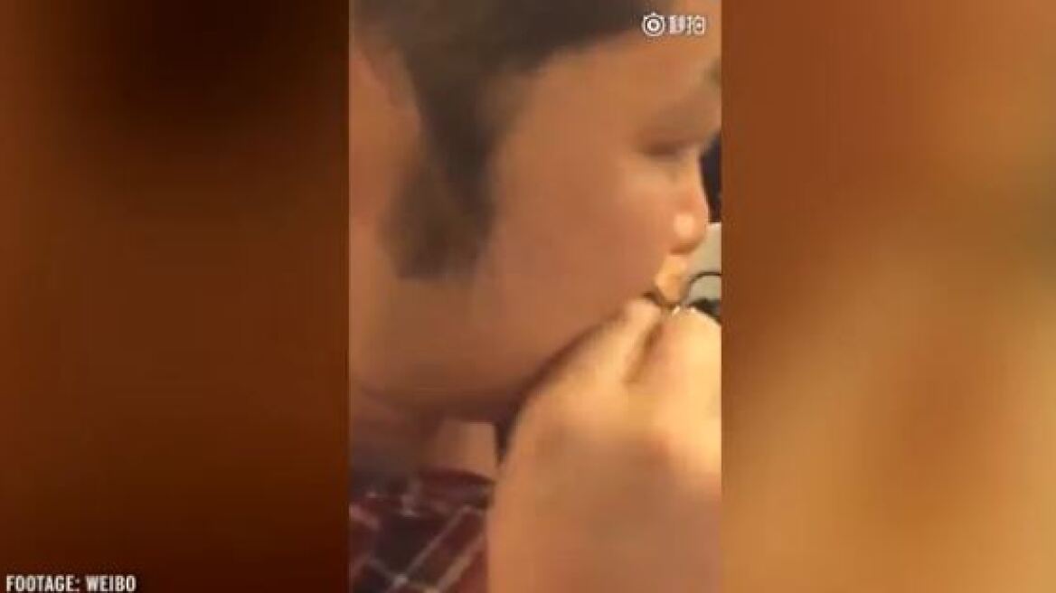 Βίντεο: Αυτός την παρενόχλησε και αυτή του έδωσε να φάει την κάρτα μνήμης