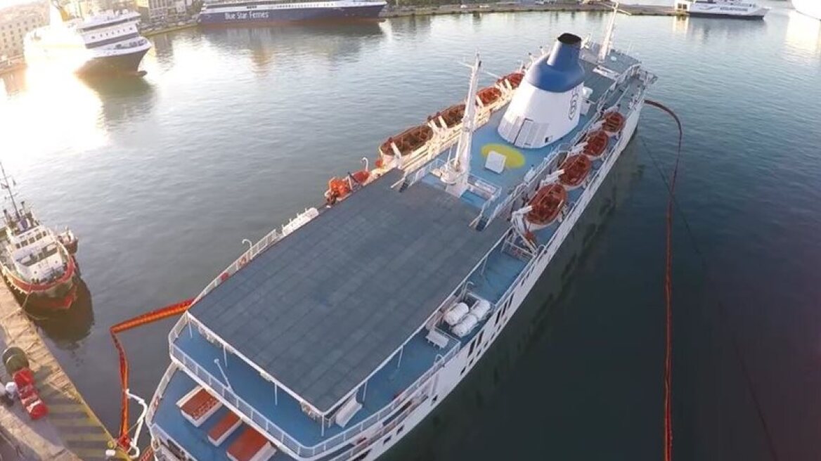 Drone footage from ship sinking in Piraeus port (video)