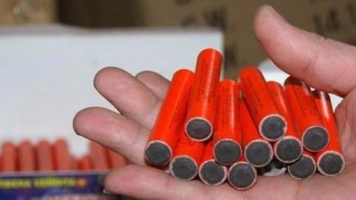 Χιλιάδες βεγγαλικά σε κατάστημα στην Κω