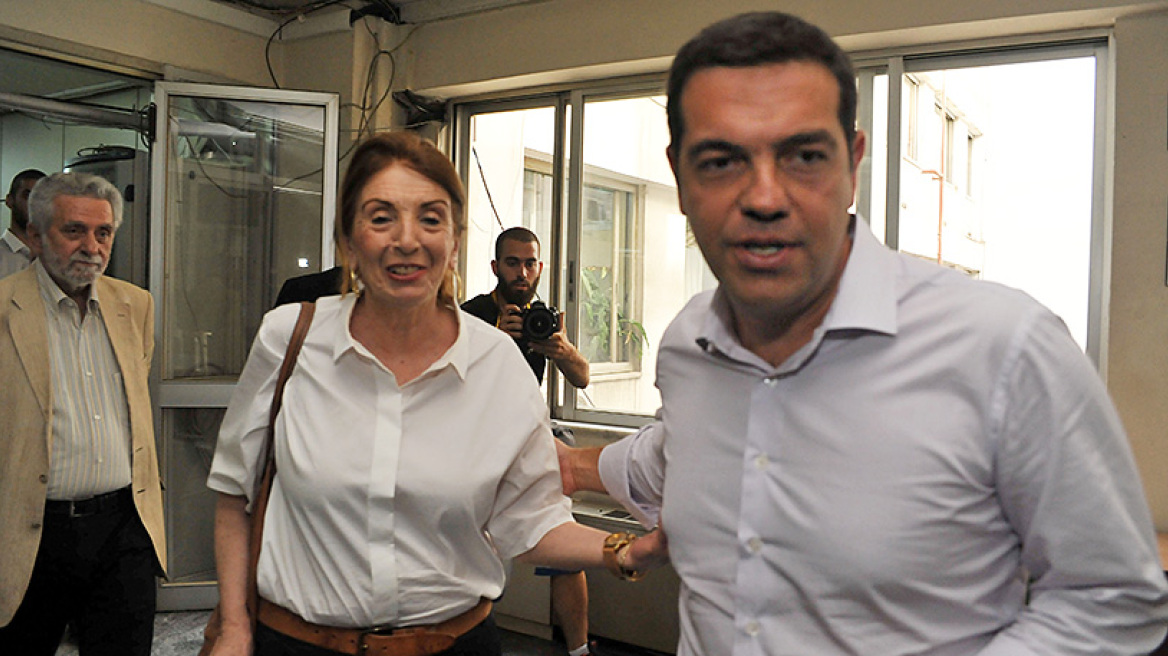 Επιτάφιο με τους ΑΝΕΛ, Πάσχα με Τασία και «53» ο Τσίπρας