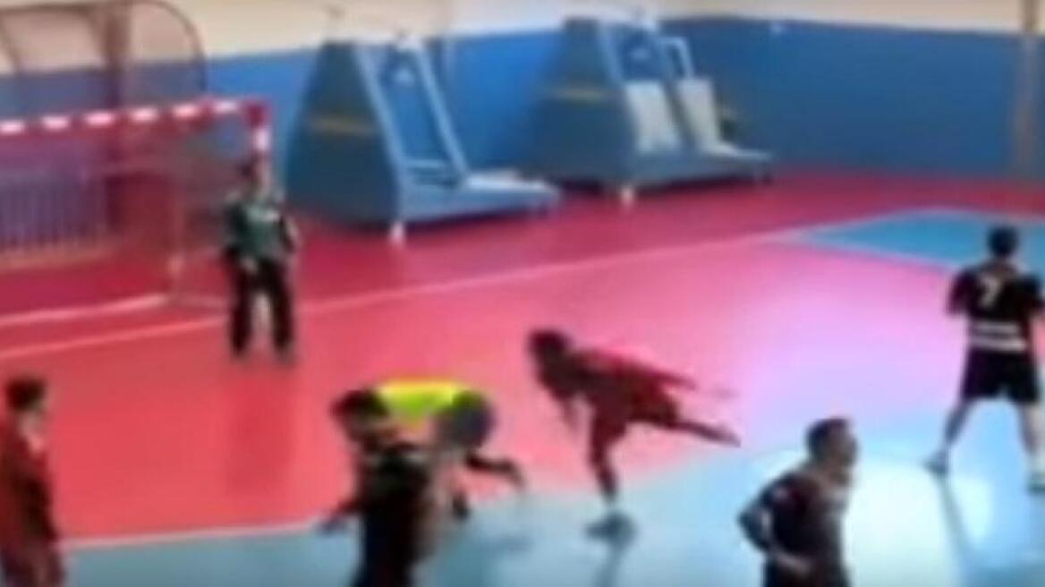 Βίντεο: Απίστευτη επίθεση παίκτη σε διαιτητή χάντμπολ