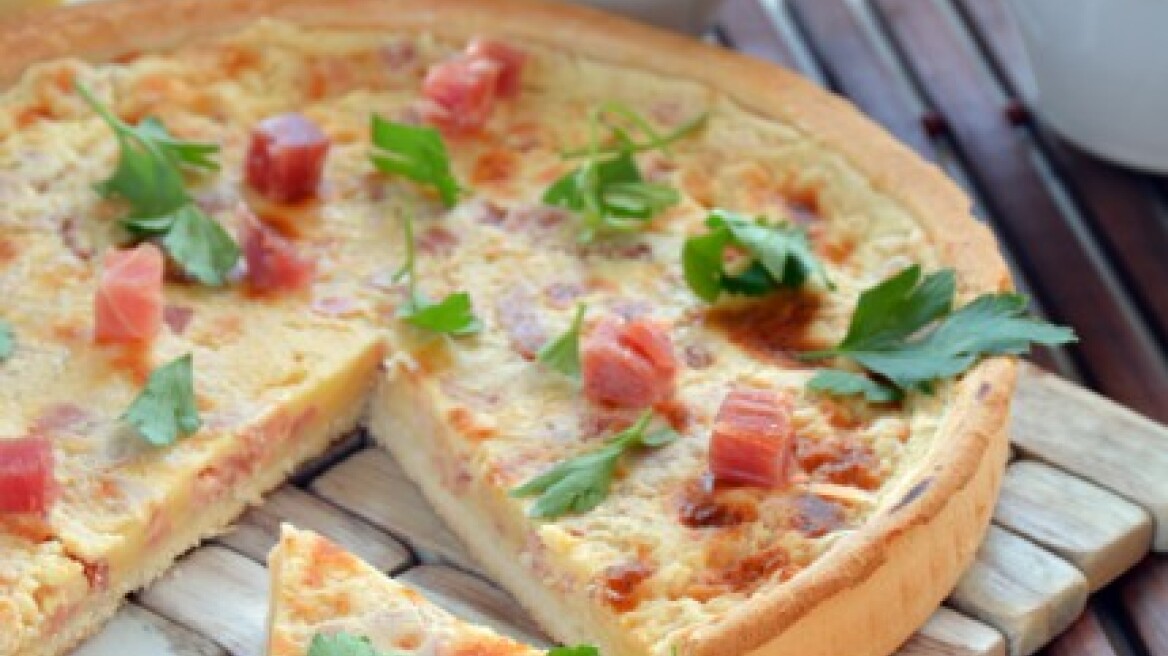 Τάρτα με γέμιση μπουγάτσας, ζαμπόν και τυρί