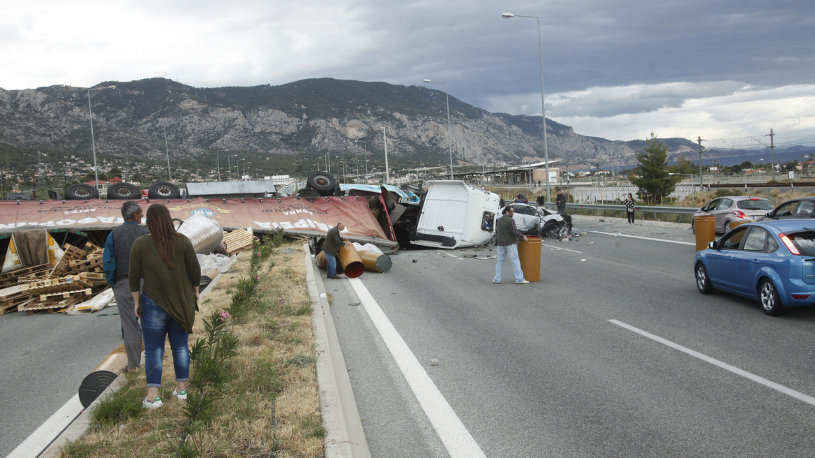 Τρεις νταλίκες εμπλέκονται στο φοβερό δυστύχημα της Κινέτας