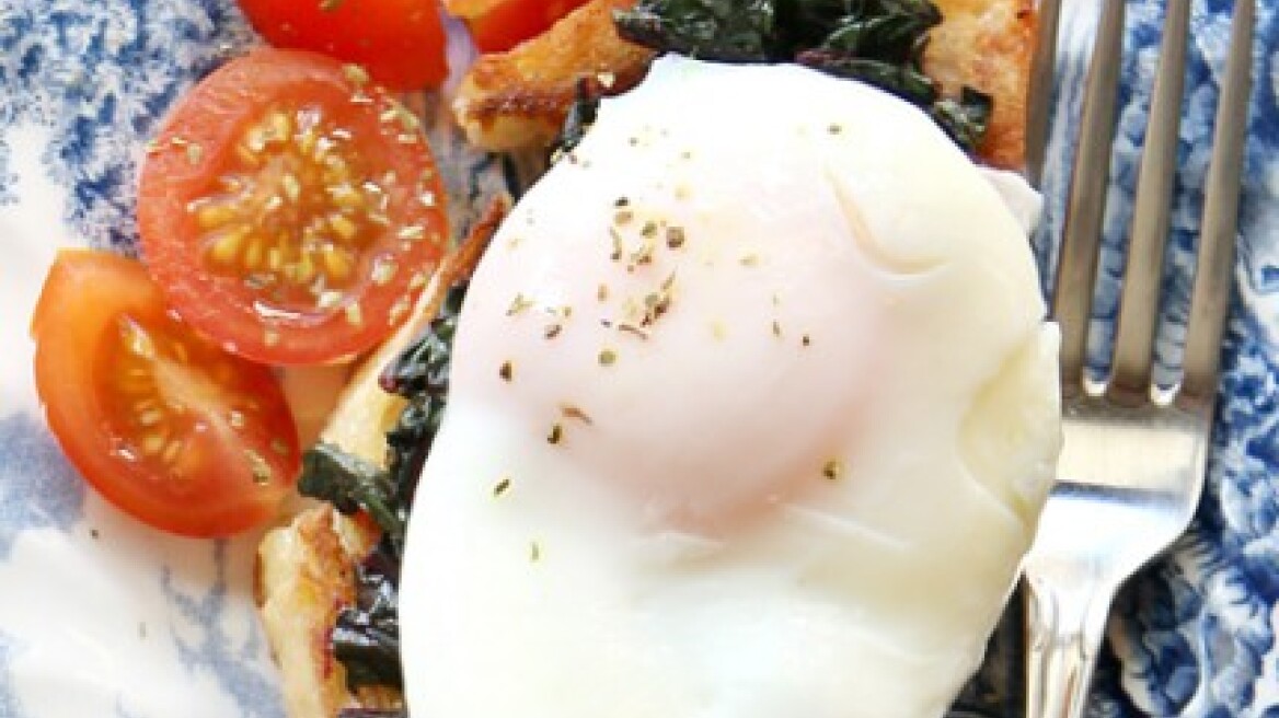 Μπρουσκέτες με σπανάκι σοτέ, αβγό ποσέ και ντοματοσαλάτα