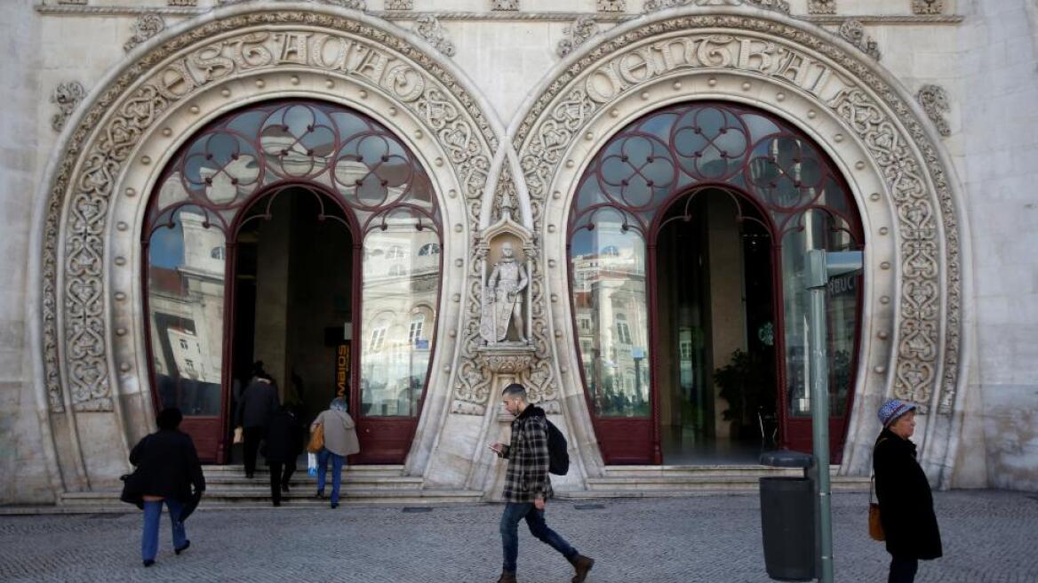 Man topples 126-year-old statue while trying to take a selfie