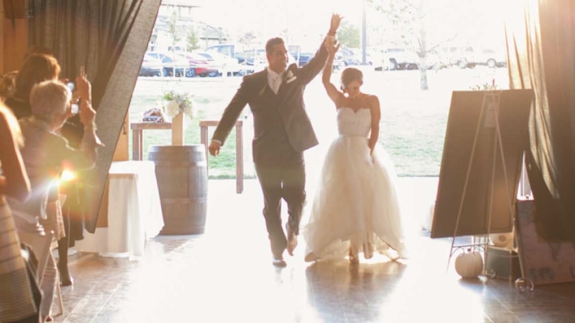 Η καλύτερη είσοδος γαμπρού-νύφης που έχει γίνει ποτέ!