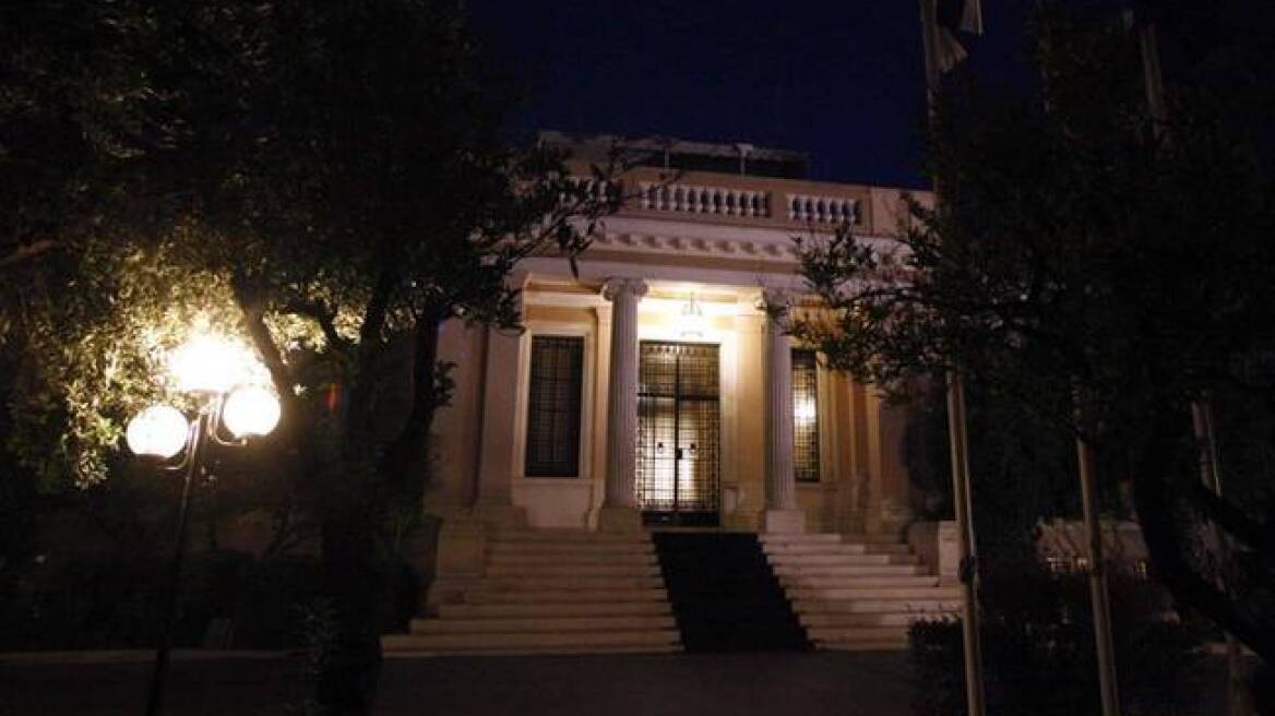 Με non paper πανηγυρίζει η κυβέρνηση για τη «σφαγή» σε συντάξεις και φόρους 