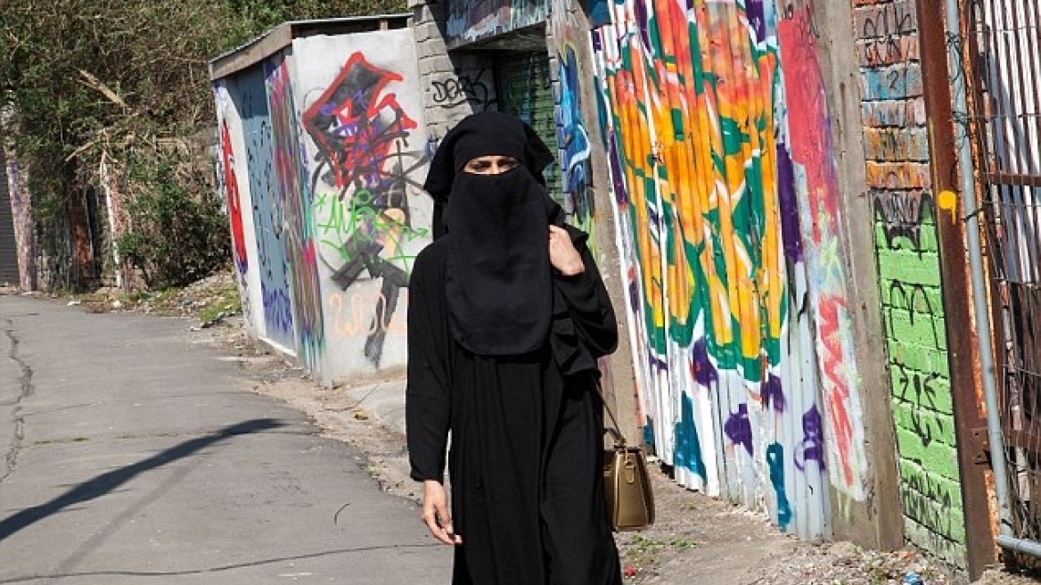 Μουσουλμάνοι στη Βρετανία: Οι γυναίκες δεν μπορούν να ταξιδεύουν μόνες πάνω από 48 μίλια