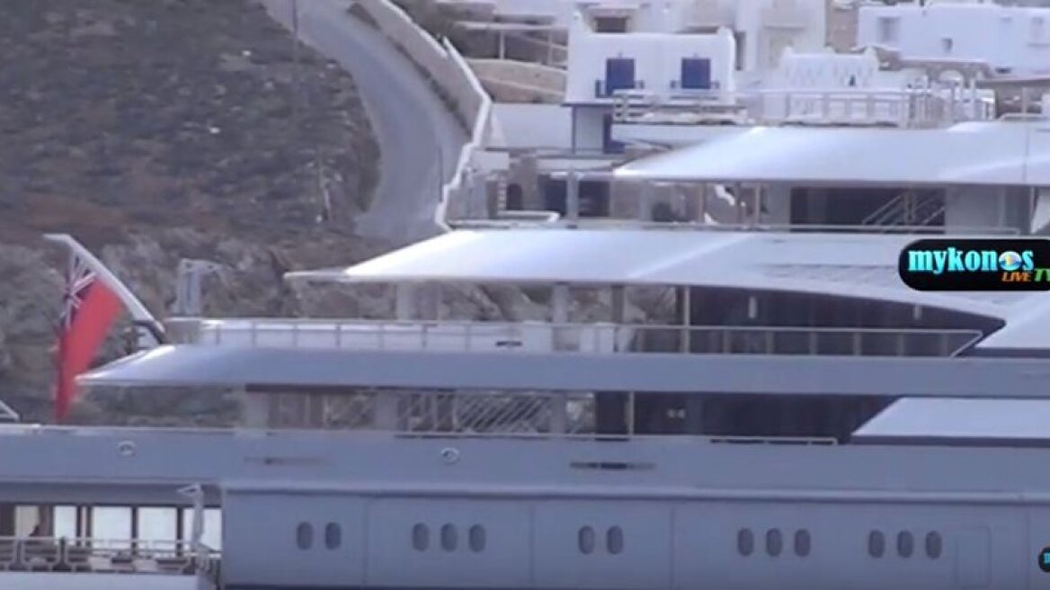 Impressive Ocean Victory docks in Mykonos (vid)